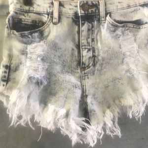 DISTRESSED JEAN SHORTS